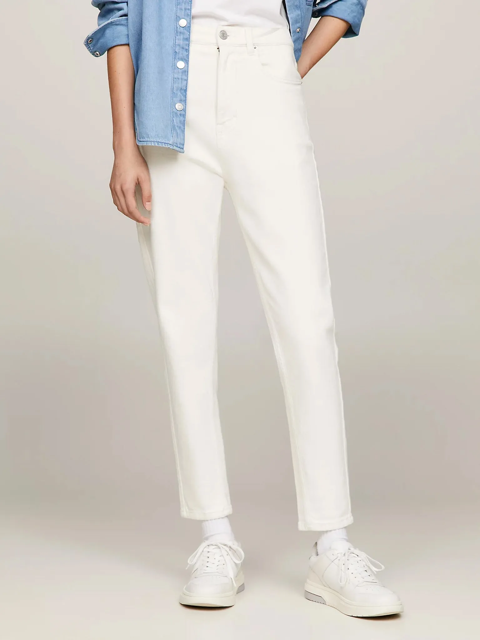 Γυναικείο παντελόνι τζιν TJW MOM SLIM UH GD DW0DW17318YBH | DW0DW17318YBH